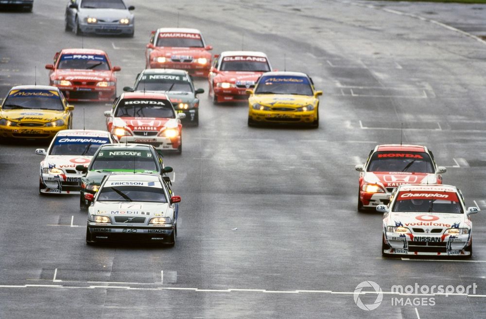 Laurent Aïello, Vodafone Nissan Racing, Nissan Primera GT, leads Rickard Rydell, Volvo S40 Racing, Volvo S40, Jason Plato, Nescafé Blend 37 Williams Renault, Renault Laguna, and Peter Kox, Team Honda Sport, Honda Accord, at the start of the race.