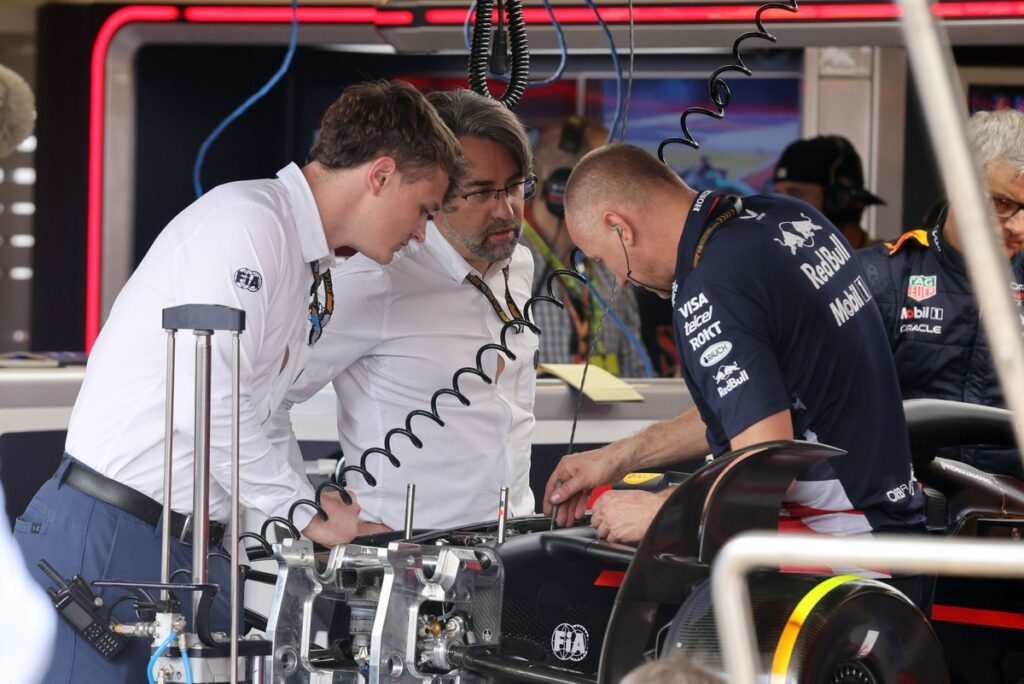 FIA inspecting front bib adjusters on additional F1 cars at US GP