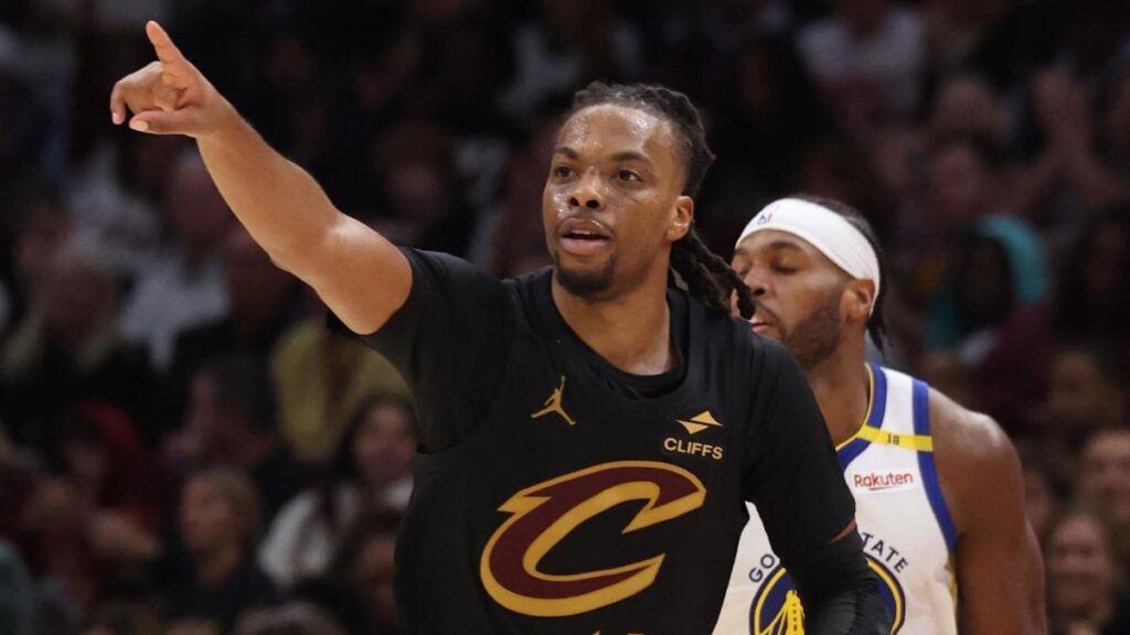 Cavaliers beat Warriors for 10th straight win