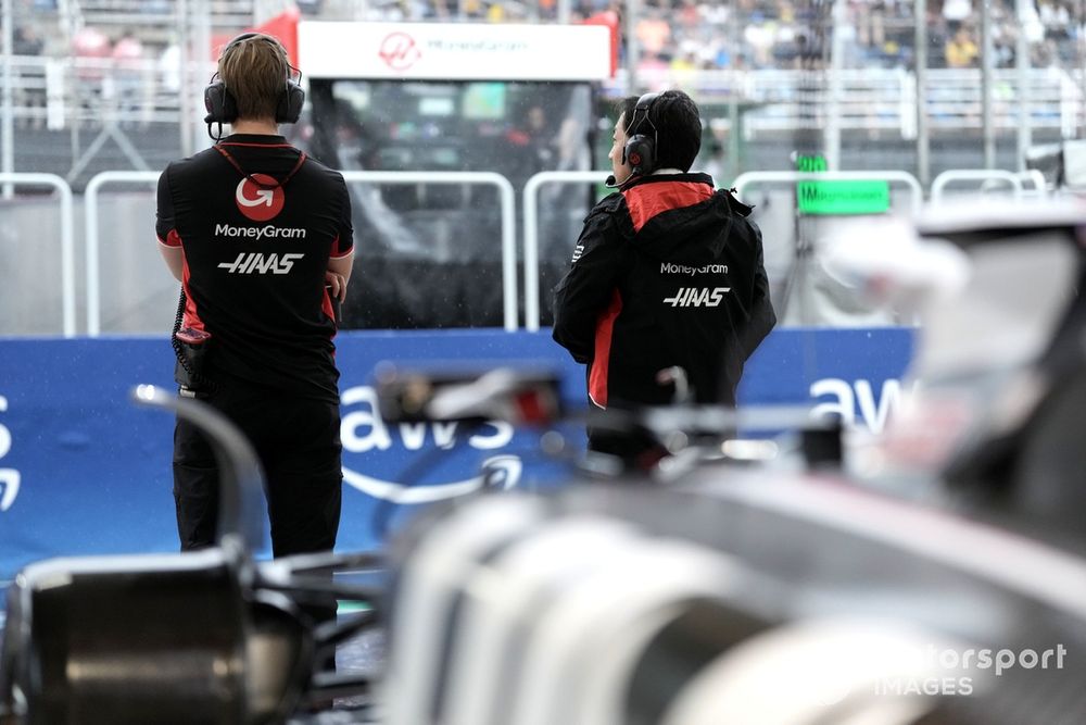 Ayao Komatsu, Team Principal, Haas F1 Team, a teammate in the garage 