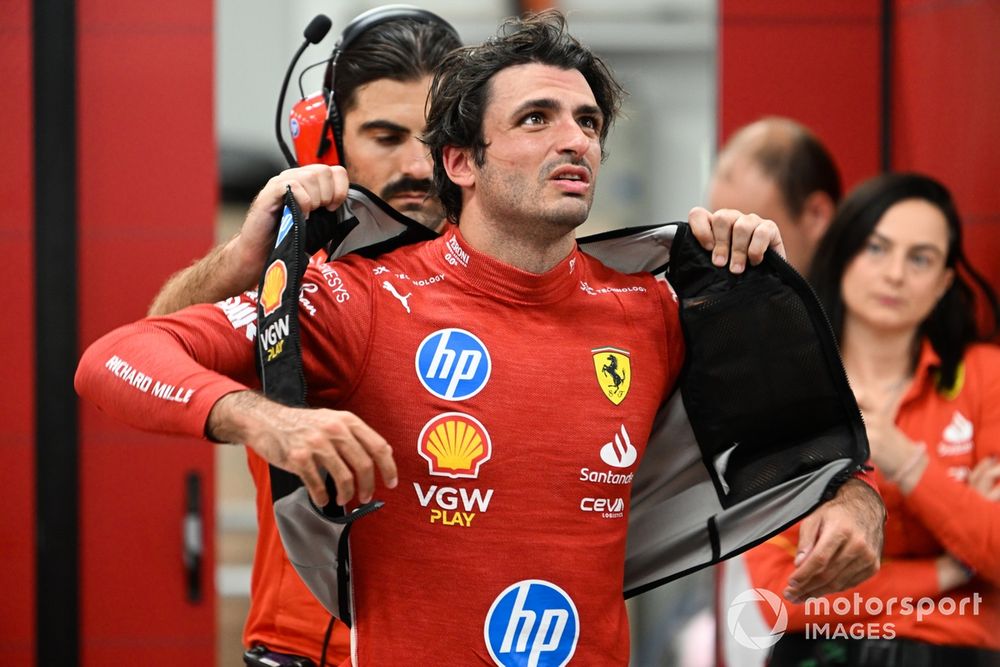 Carlos Sainz, Scuderia Ferrari, puts on a cooling vest in the garage