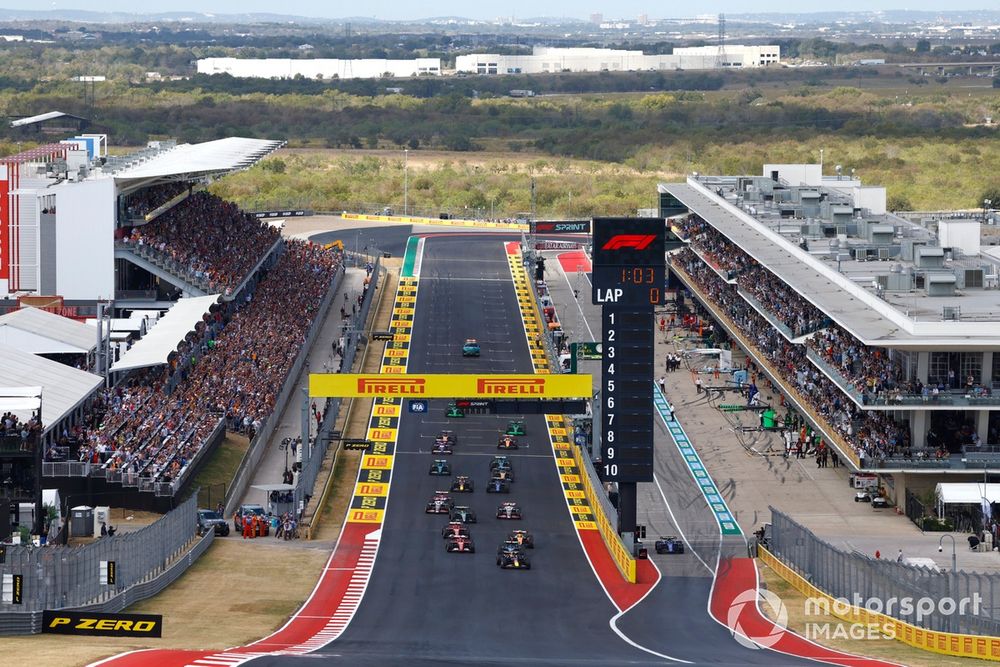 Max Verstappen, Red Bull Racing RB20, George Russell, Mercedes F1 W15, Lando Norris, McLaren MCL38, Charles Leclerc, Ferrari SF-24, Carlos Sainz, Ferrari SF-24, the rest of the field at the start of the Sprint