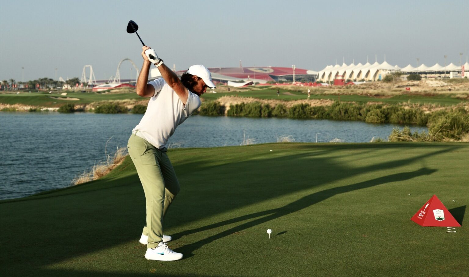 Fleetwood fires 62 to take early lead in Abu Dhabi