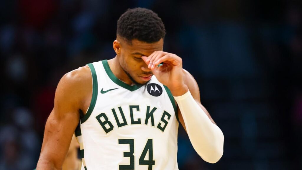 Officials admit blown call on Giannis Antetokounmpo gave LaMelo Ball game-winning free throws