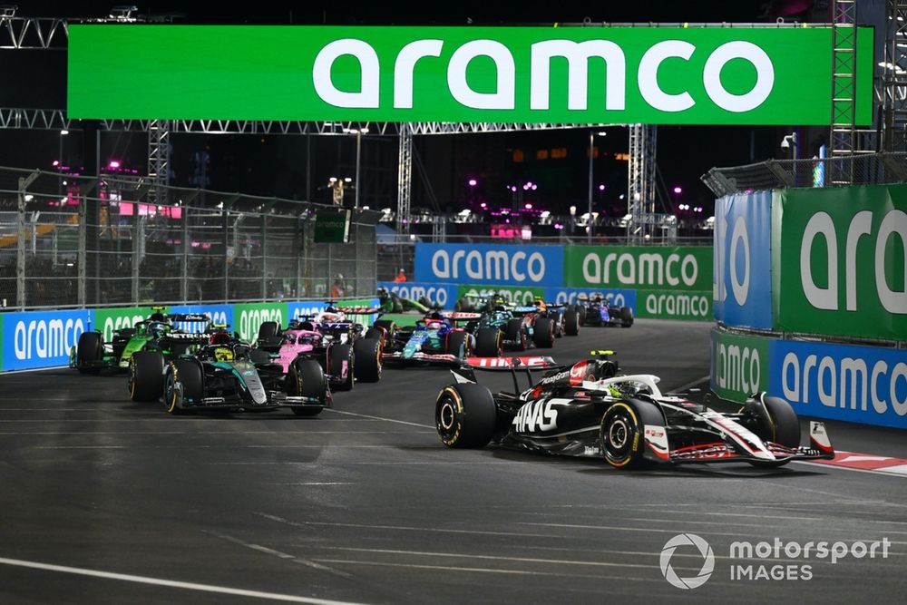 Nico Hulkenberg, Haas VF-24, Lewis Hamilton, Mercedes F1 W15, Esteban Ocon, Alpine A524