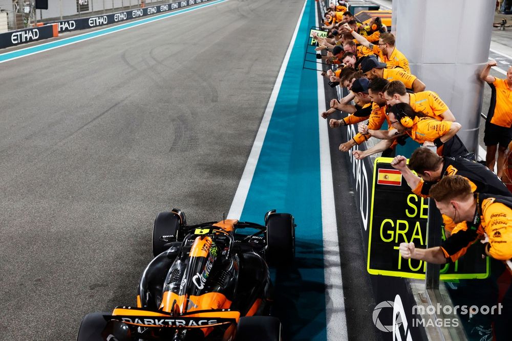 Lando Norris, McLaren MCL38, 1st position, passes his team on the pit wall at the end of the race