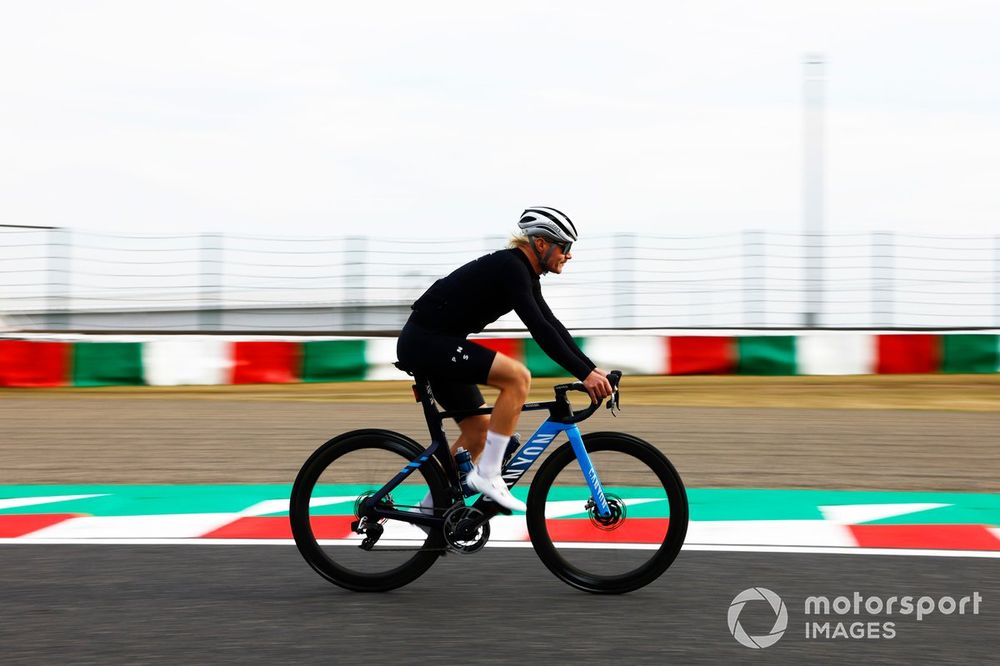 Valtteri Bottas, Stake F1 Team Kick Sauber, cycles the track