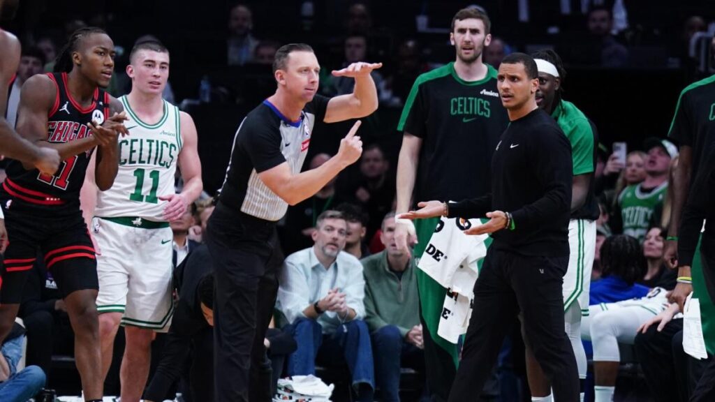 Celtics’ Joe Mazzulla fined ,000 for ‘aggressively pursuing’ referee after loss to Chicago