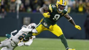 Packers star Josh Jacobs goes all-out for offensive line’s Christmas gift