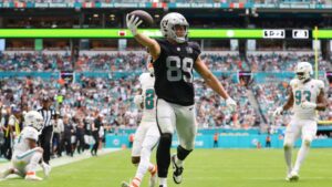 Brock Bowers NFL records tracker: Raiders star can make more history in Week 17