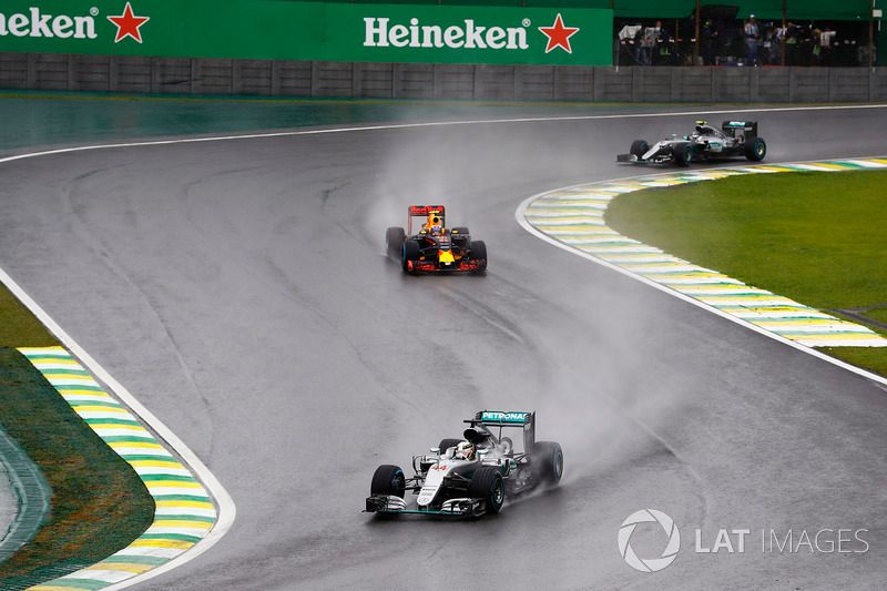 Lewis Hamilton, Mercedes F1 W07 Hybrid leads Max Verstappen, Red Bull Racing RB12 and Nico Rosberg, Mercedes F1 W07 Hybrid