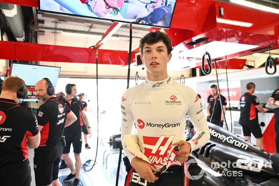 Oliver Bearman, Haas F1 Team, with his engineers in the garage 