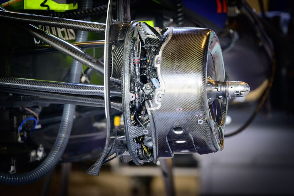 Williams FW46, front wheel brake detail