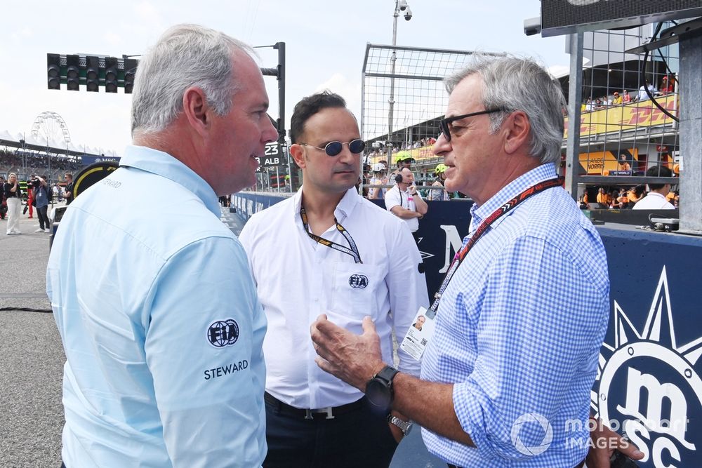 Antonio Liuzzi, FIA, and Carlos Sainz on the grid