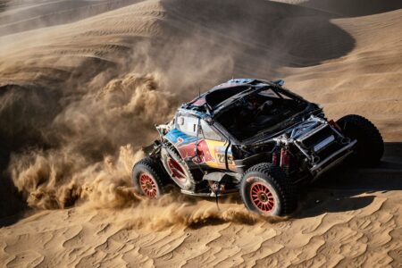 Sainz forced out of Dakar Rally due to damaged car