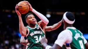 Antetokounmpo stars as Bucks beat Raptors