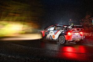 Neuville snatches lead after Ogier error, Rovanpera struggles