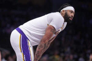 Lakers lose Anthony Davis to abdominal injury vs. 76ers