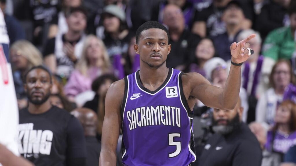 Kings reportedly open to De’Aaron Fox trade offers before deadline; Fox is rumored to prefer Spurs