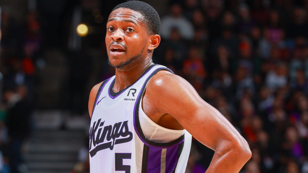 Fox plans to play in Kings vs. Knicks with sprained thumb