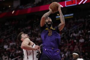 Lakers’ second-half rally falls short against Rockets