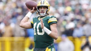 Jordan Love injury updates: Packers QB questionable to return with right elbow injury vs. Bears