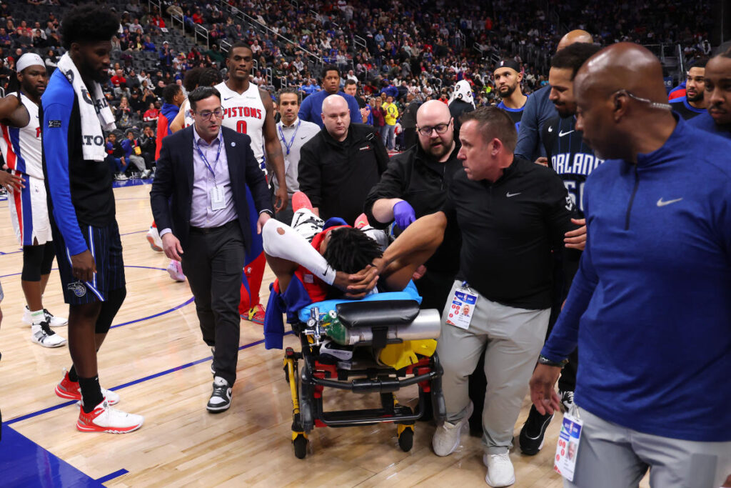 Pistons G Jaden Ivey exits court in stretcher after collision with Cole Anthony