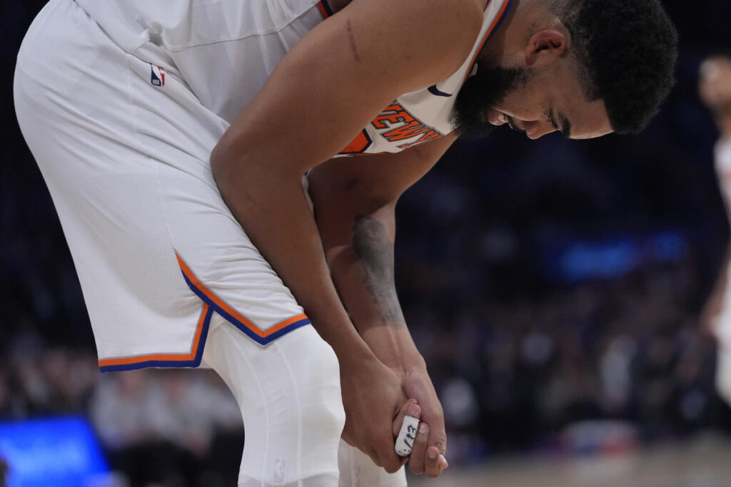 Knicks star Karl-Anthony Towns has bone chip in right thumb, reportedly expected to play through injury