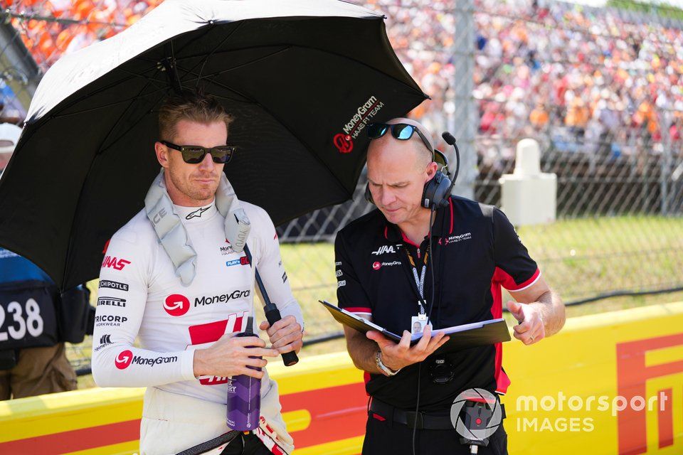 Nico Hulkenberg, Haas F1 Team, on the grid with Gary Gannon, Race Engineer, Haas F1 Team