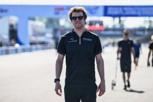 Williams signs Turvey as development and test driver for F1 2025