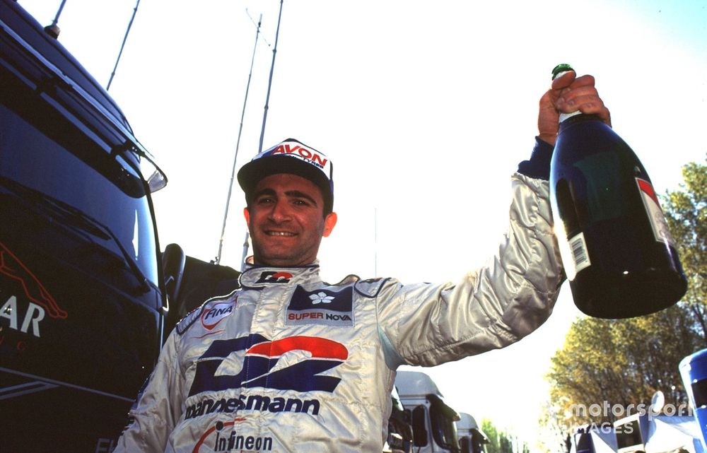 Minassian began 2000 by winning for Super Nova at Imola, and ran Junqueira close to the crown