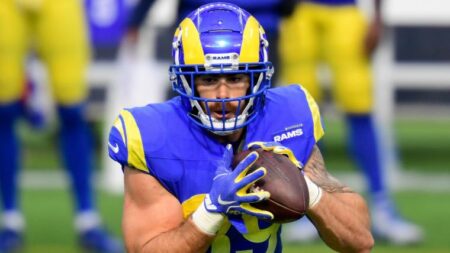 Rams TE in hospital with apparent chest injury