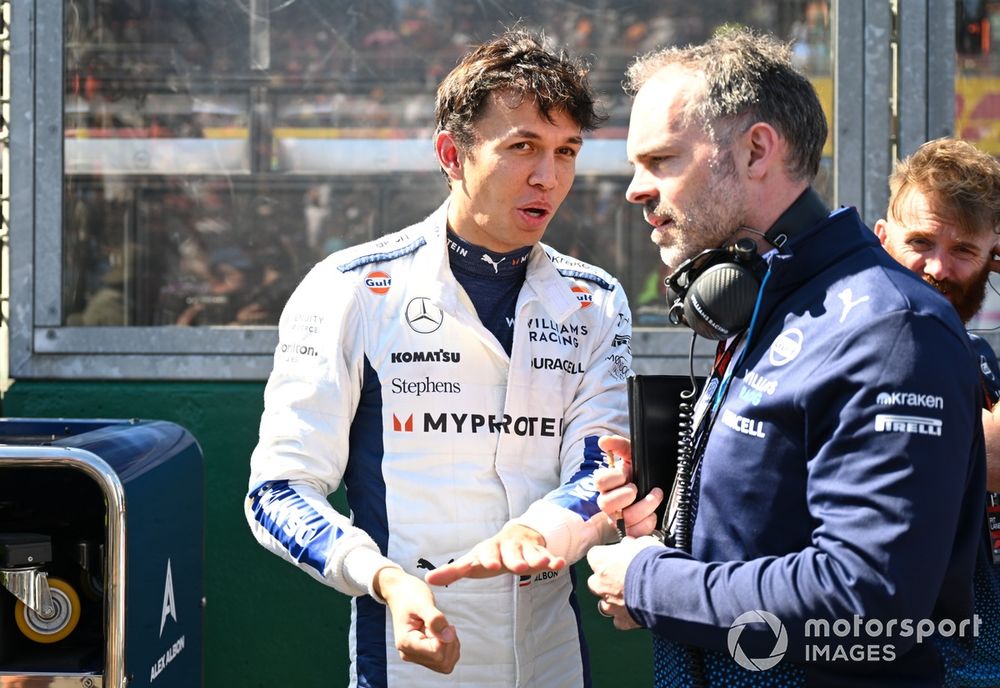 Alex Albon, Williams Racing, with his engineer James Urwin on the grid