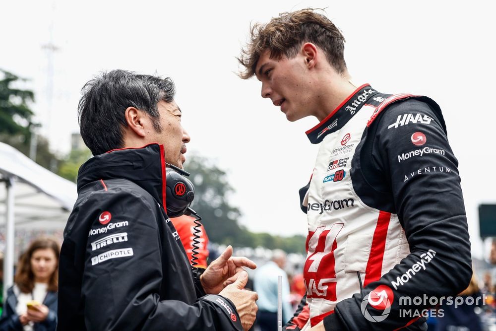 Ayao Komatsu and Oliver Bearman, Haas F1 Team