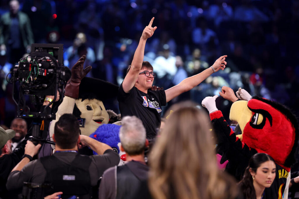 NBA All-Star Game: 18-year-old fan wins 0K by beating Damian Lillard in 3-point contest