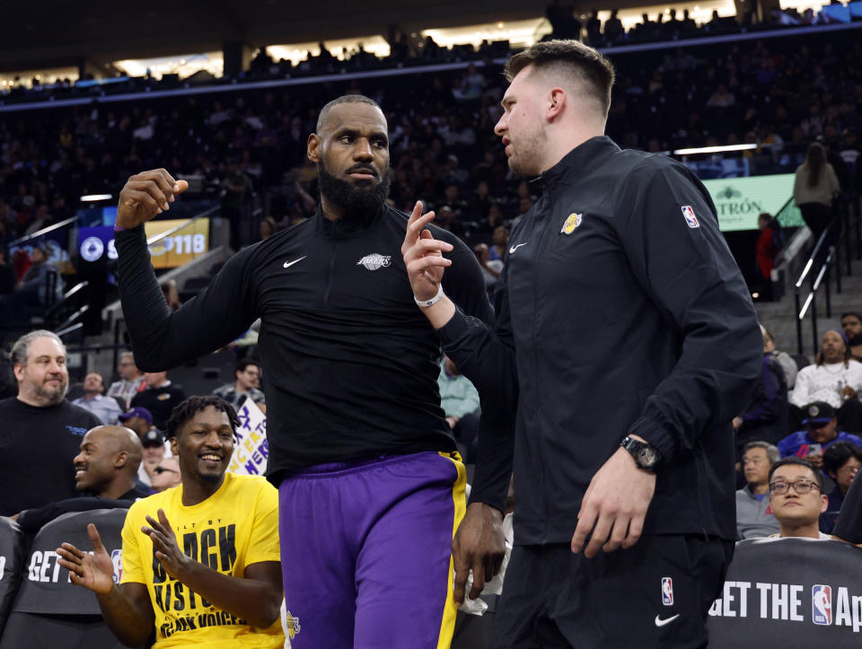 El alero de los Lakers de Los Ángeles, LeBron James, a la izquierda, y el escolta Luka Doncic hablan durante un partido de baloncesto de la NBA contra los Clippers de Los Ángeles, el martes 4 de febrero de 2025, en Inglewood, California (AP Foto/Kevork Djansezian)