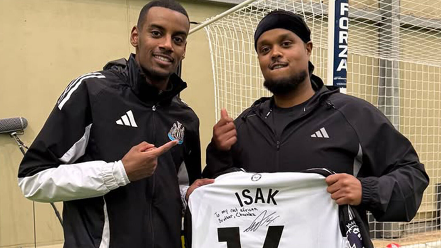 ‘Alexander Isak to Arsenal confirmed’ say ecstatic supporters as Newcastle striker poses with Gunners superfan Chunkz