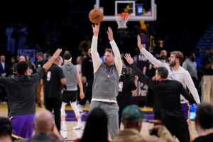 The real reason Lakers star Luka Dončić did pregame push-ups in front of the Dallas Mavericks