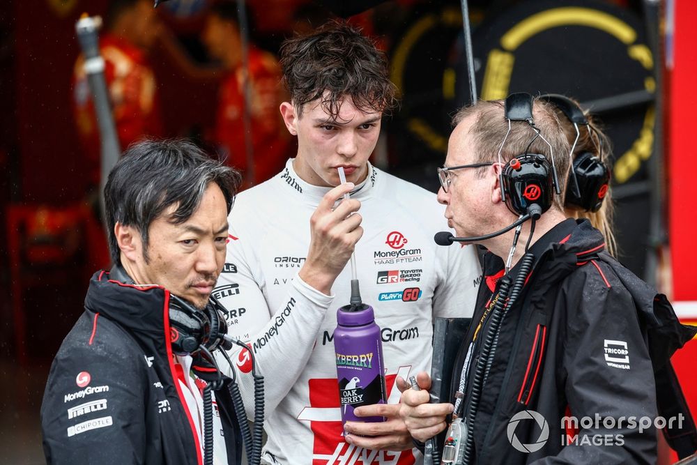 Ayao Komatsu, Team Principal, Haas F1 Team, Oliver Bearman, Haas F1 Team, Mark Slade, Race Engineer, Haas F1 Team 