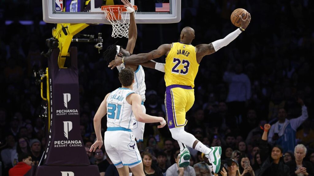 Watch LeBron James turn back the clock with monster dunk