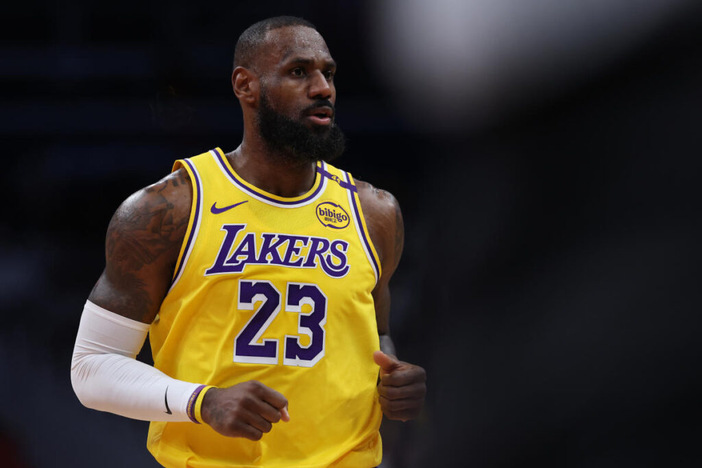 LeBron James reportedly plans to stay with Lakers past NBA trade deadline after Anthony Davis-Luka Dončić deal