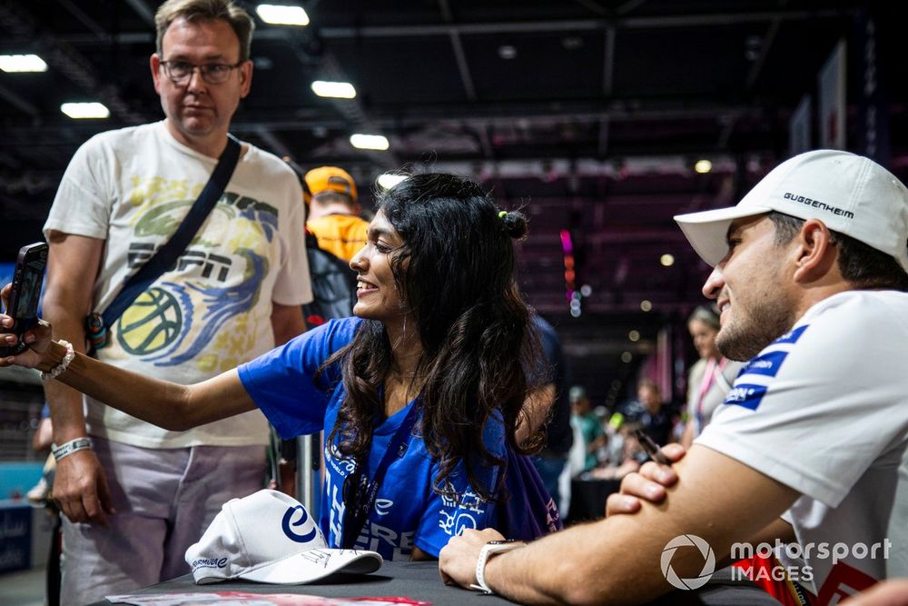 Jake Dennis, Andretti Global, takes a selfie with a fan 