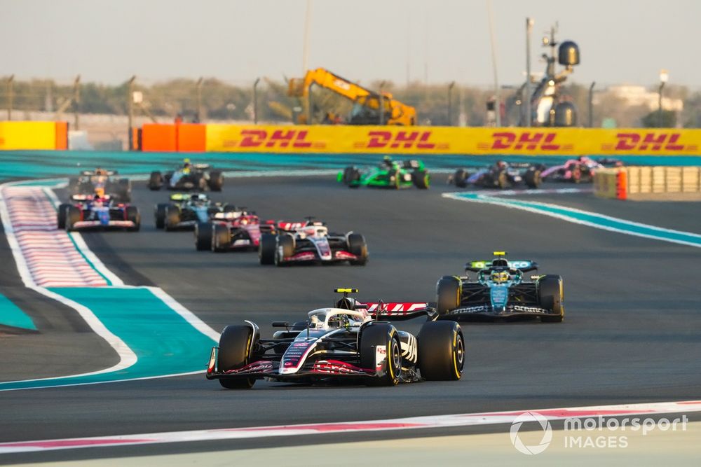 Nico Hulkenberg, Haas VF-24, Fernando Alonso, Aston Martin AMR24, Kevin Magnussen, Haas VF-24