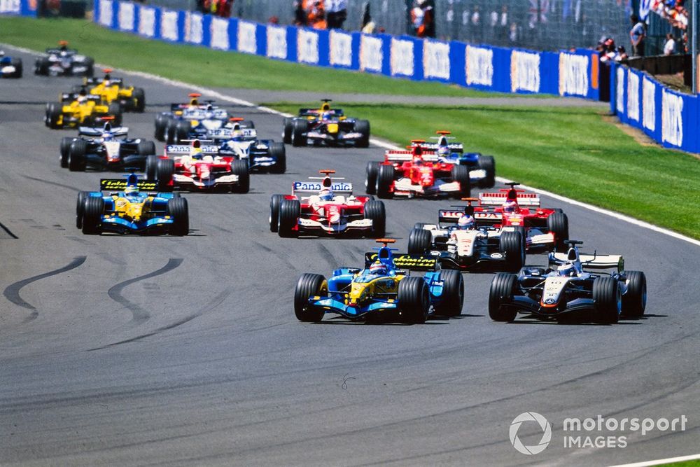 Start action, Fernando Alonso, Renault R25, Juan Pablo Montoya, McLaren MP4-20 Mercedes