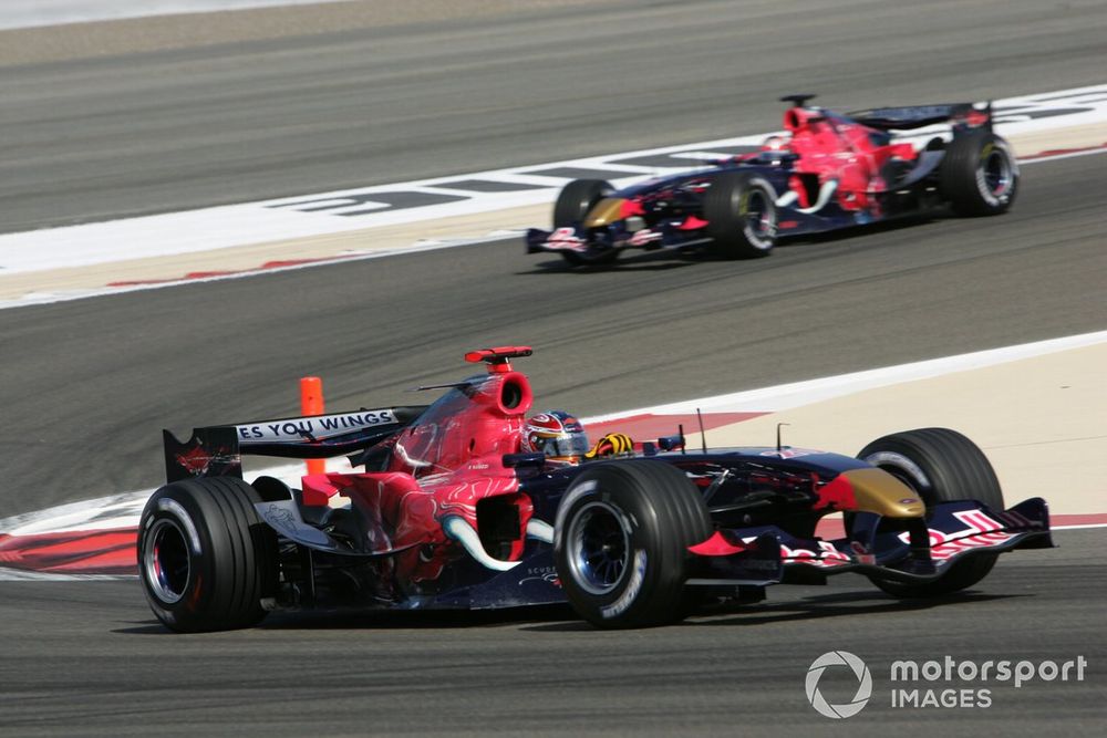 Vitantonio Liuzzi leads Scott Speed, Scuderia Toro Rosso STR01-Cosworth