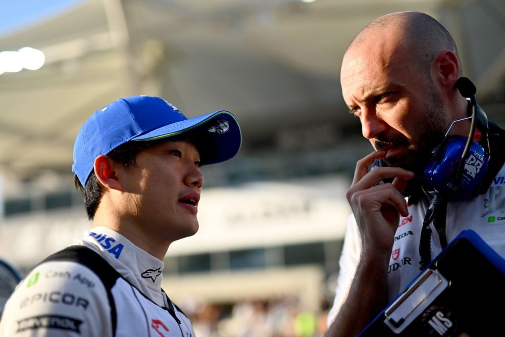 Yuki Tsunoda with race engineer Ernesto Desiderio