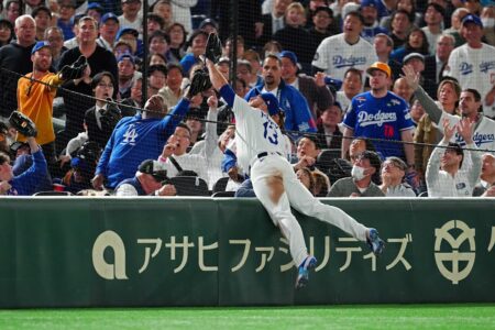 Former Lions QB Rodney Peete steals foul ball, stares down Max Muncy during Dodgers’ Tokyo Series win