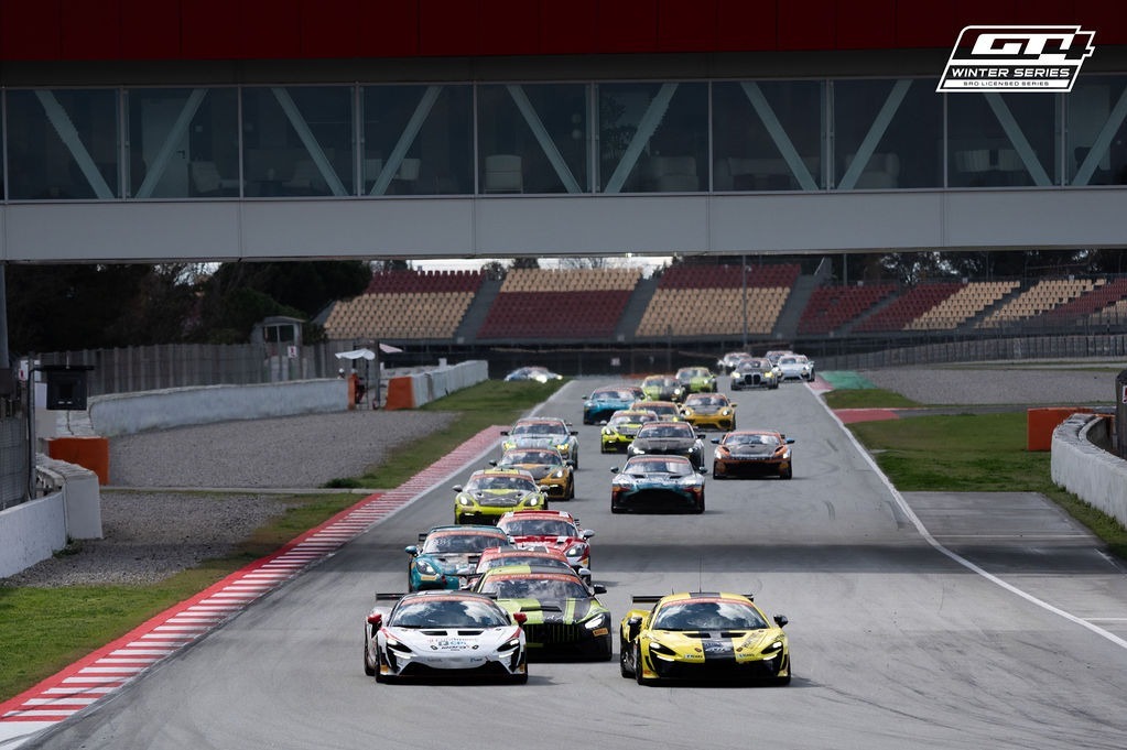 A huge field was attracted for the GT4 finale