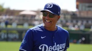 Dodgers reward manager Dave Roberts with 4-year contract extension that runs through 2029