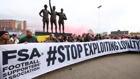 Why are Manchester United fans wearing black against Arsenal in the Premier League today?